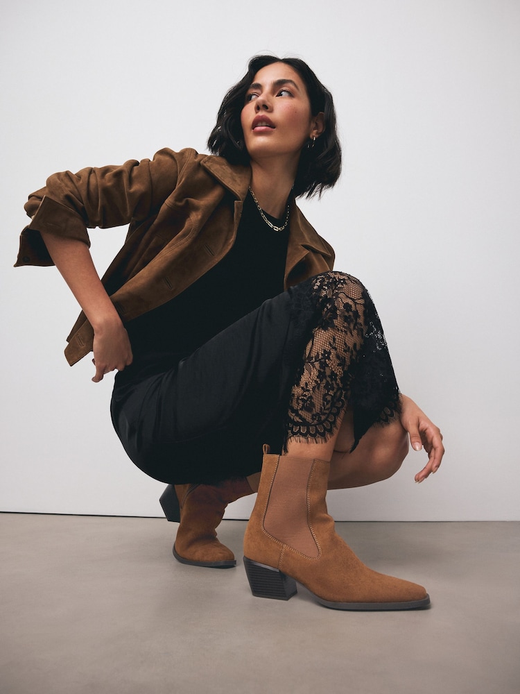 Chelsea Boots with Lace-Trim Trousers Chelsea Boots with Lace-Trim Trousers — Brown Boots Outfits