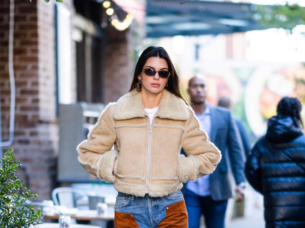 Cropped Beige Shearling Jacket with Classic Jeans and Tee Cropped Beige Shearling Jacket with Classic Jeans and Tee — Shearling Coat Outfits