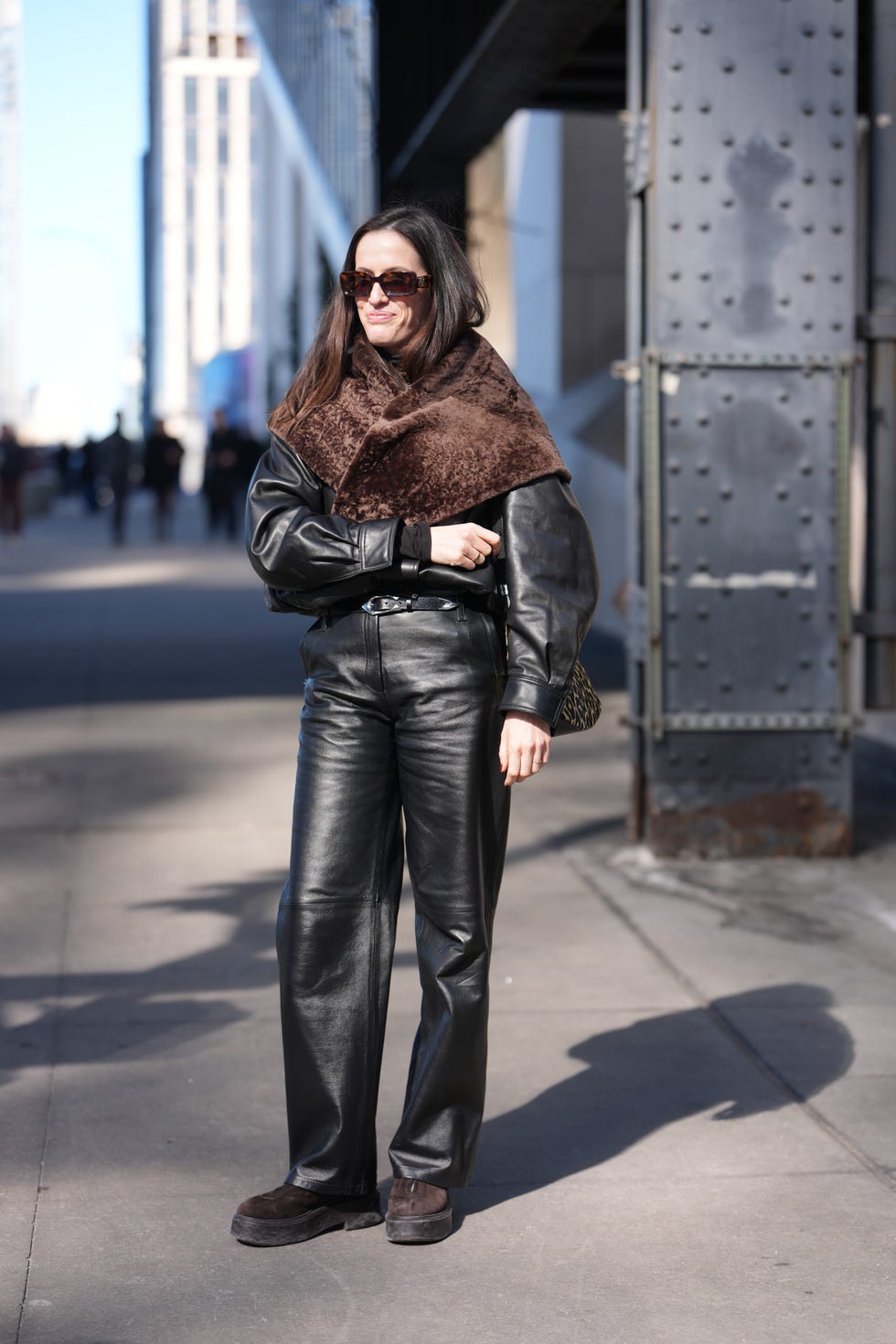 Daytime Chic: Black Leather Pants with Faux Fur Scarf and Suede Platforms Daytime Chic: Black Leather Pants with Faux Fur Scarf and Suede Platforms — Leather Pants Outfits