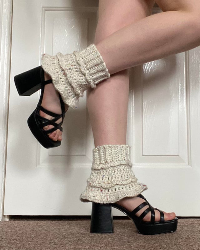 Boho Chic: Crocheted Leg Warmers with Ruffled Edges — Leg Warmers Outfits