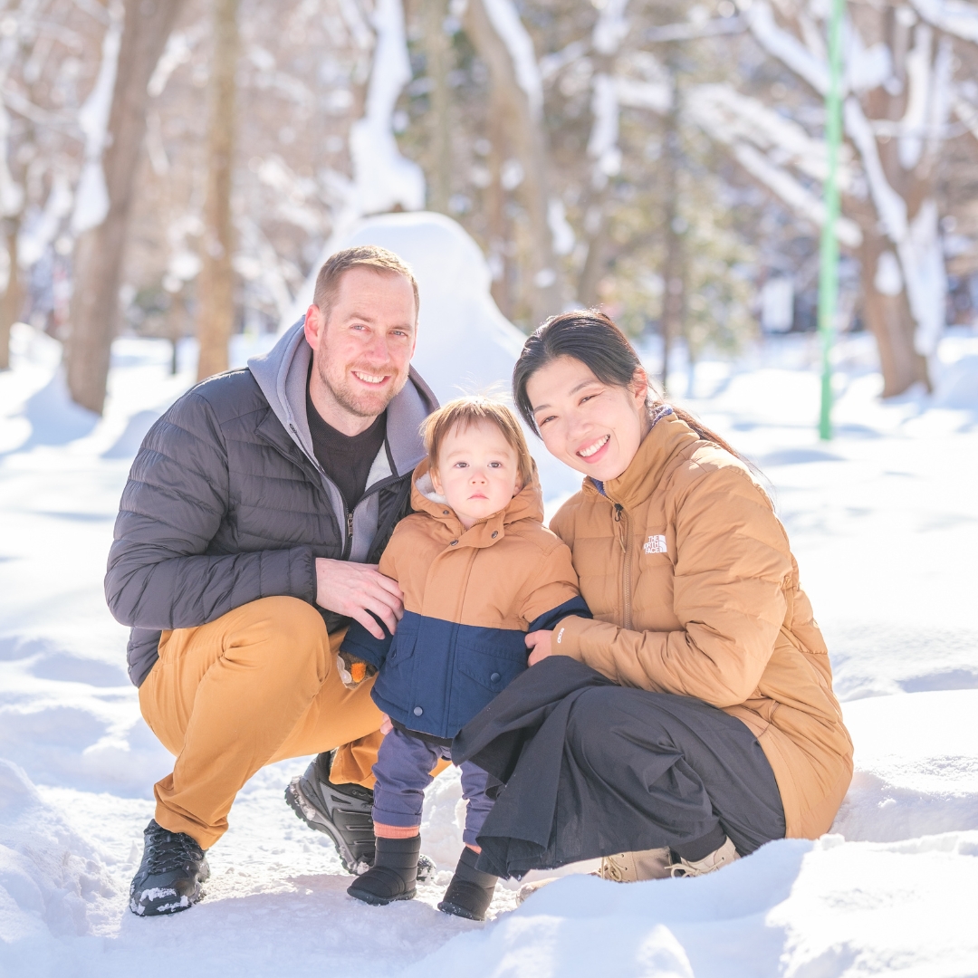 Coordinated Puffer Jackets for a Casual Snowy Family Photo Coordinated Puffer Jackets for a Casual Snowy Family Photo — Winter Family Photo Outfits