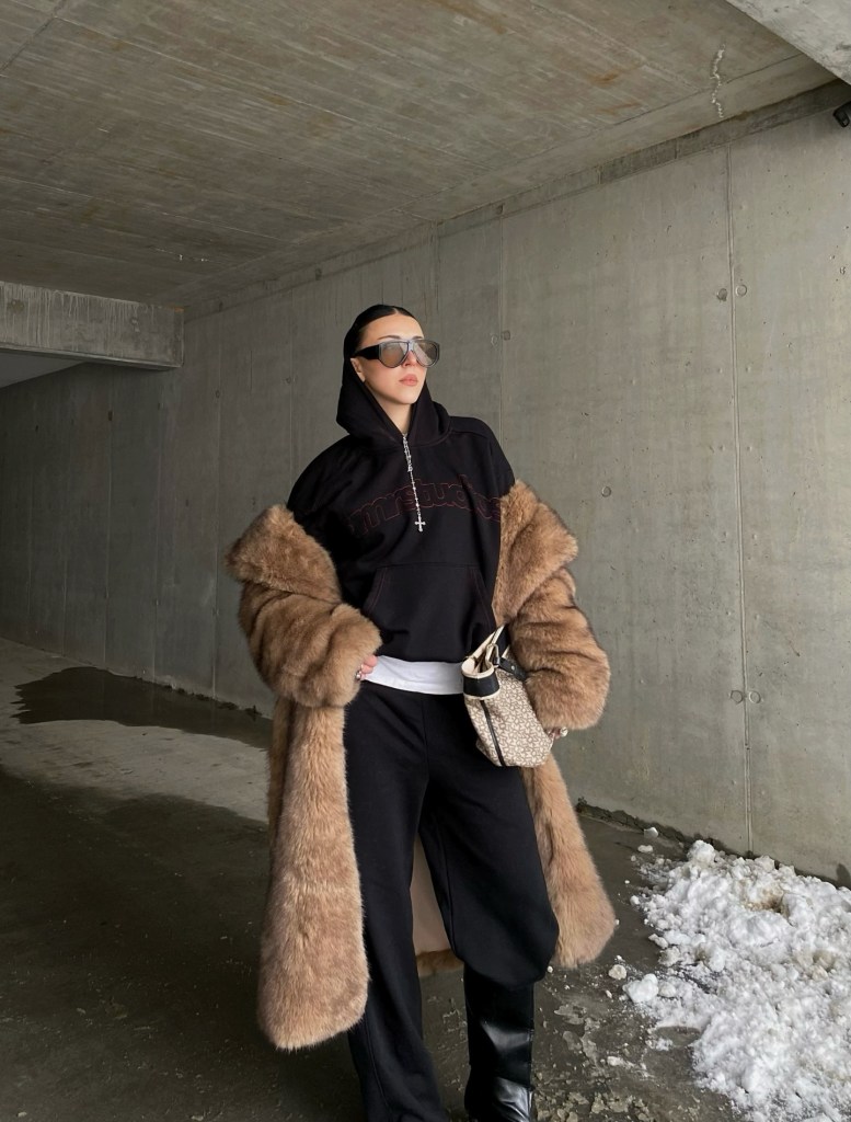 Cozy Faux Fur Coat Over Hoodie for a Relaxed Brunch — Winter Brunch Outfits