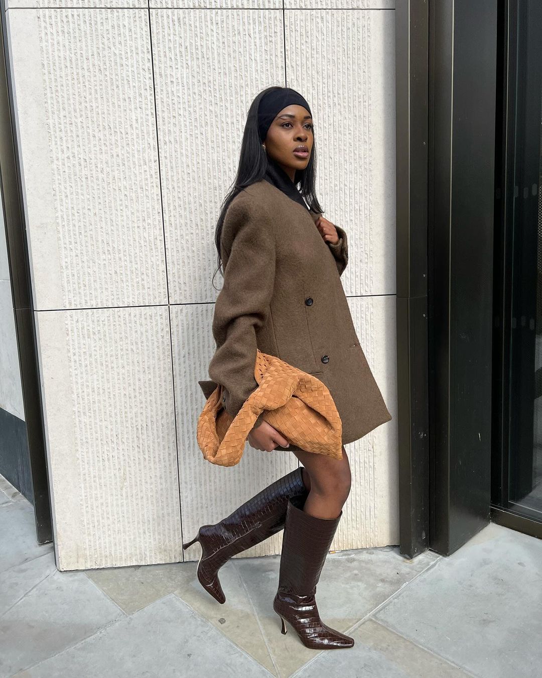 Croc-Effect Boots with Oversized Blazer Croc-Effect Boots with Oversized Blazer — Brown Boots Outfits