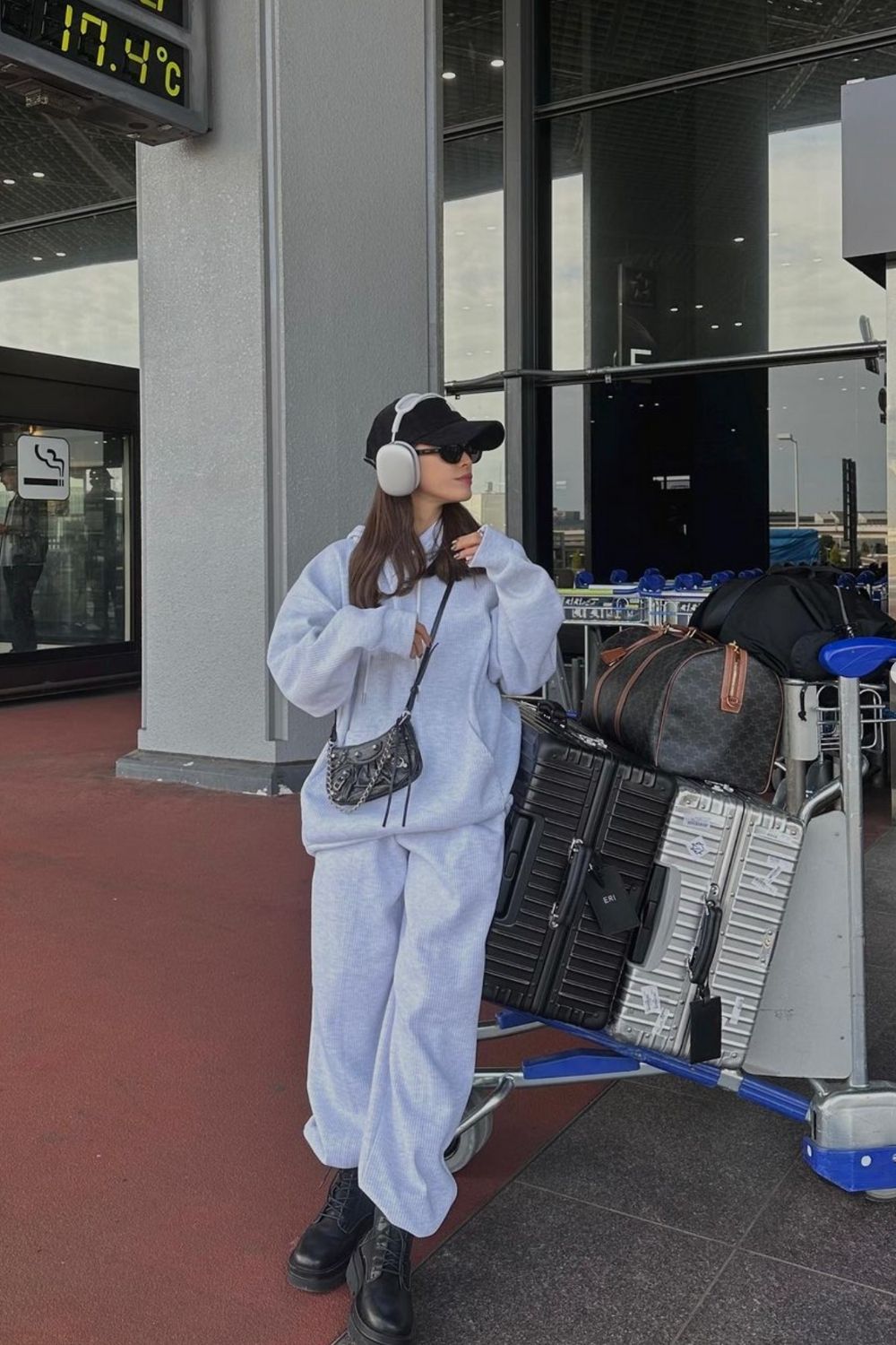 Relaxed Fleece Tracksuit for Ultimate Travel Comfort Relaxed Fleece Tracksuit for Ultimate Travel Comfort — Winter Airport Outfits