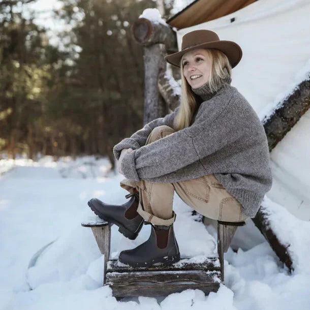 Oversized Knit Sweater and Trousers for Outdoor Comfort — Late Winter Outfits