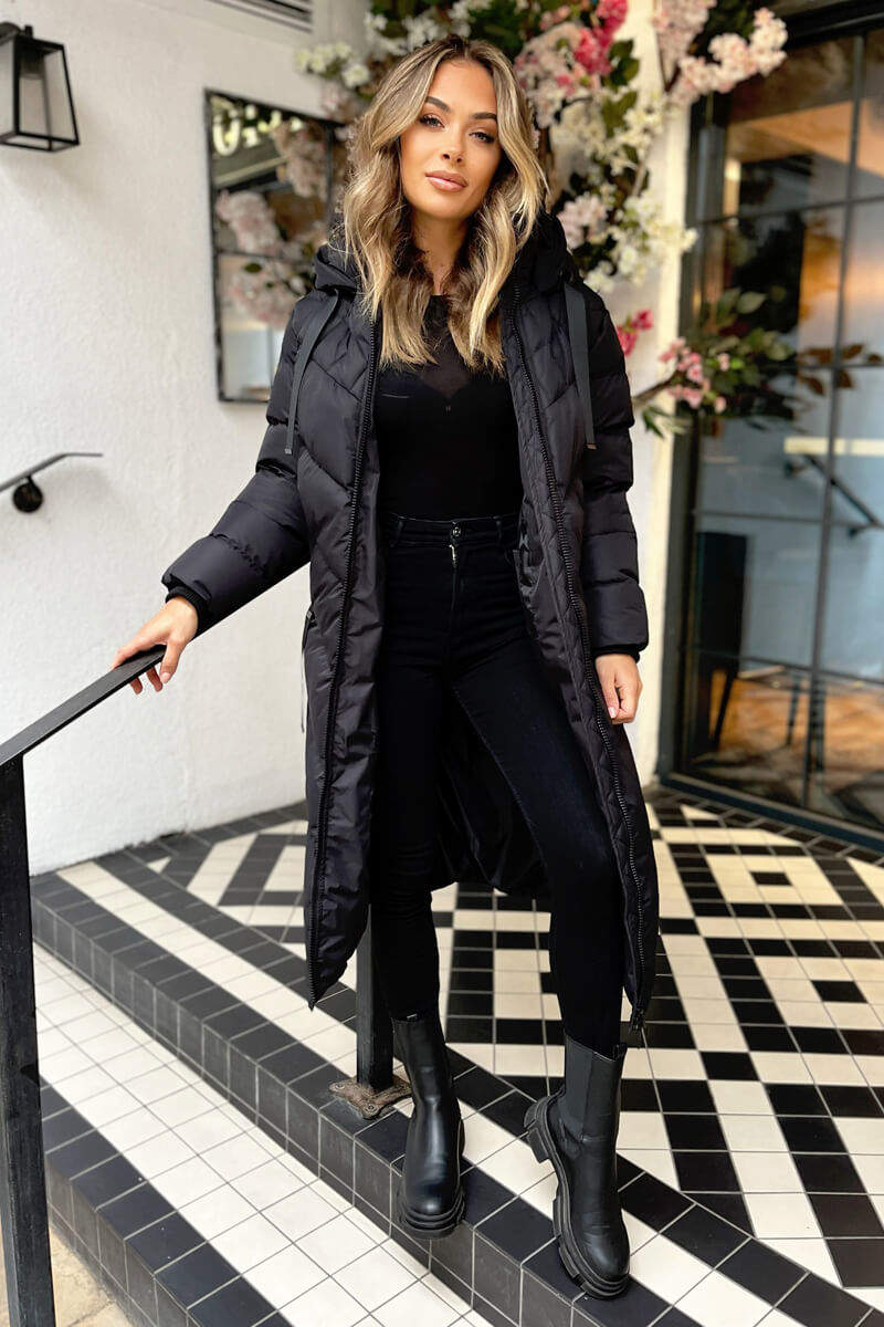 Sleek All-Black Evening Ensemble Sleek All-Black Evening Ensemble — Long Puffer Coat Outfits