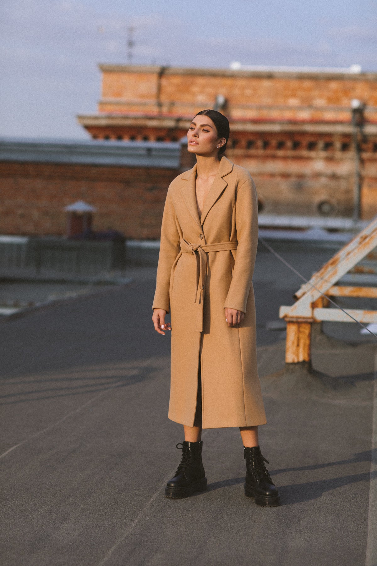 Dark Brown Knee-High Boots Outfit Idea Dark Brown Knee-High Boots Outfit Idea — Camel Coat Outfits