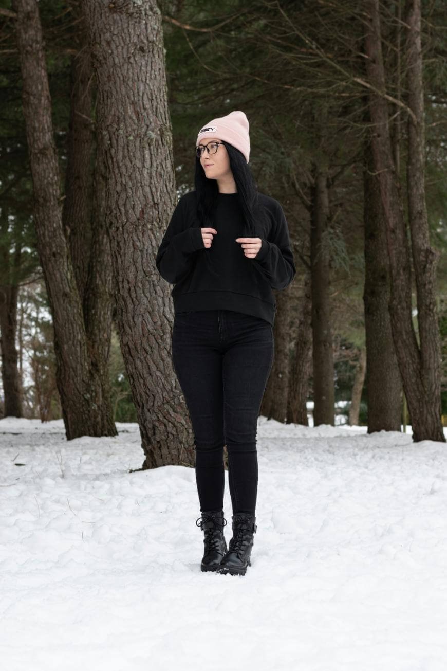 Crewneck Sweatshirt and Jeans for Effortless Cold Weather Casual — All Black Winter Outfits