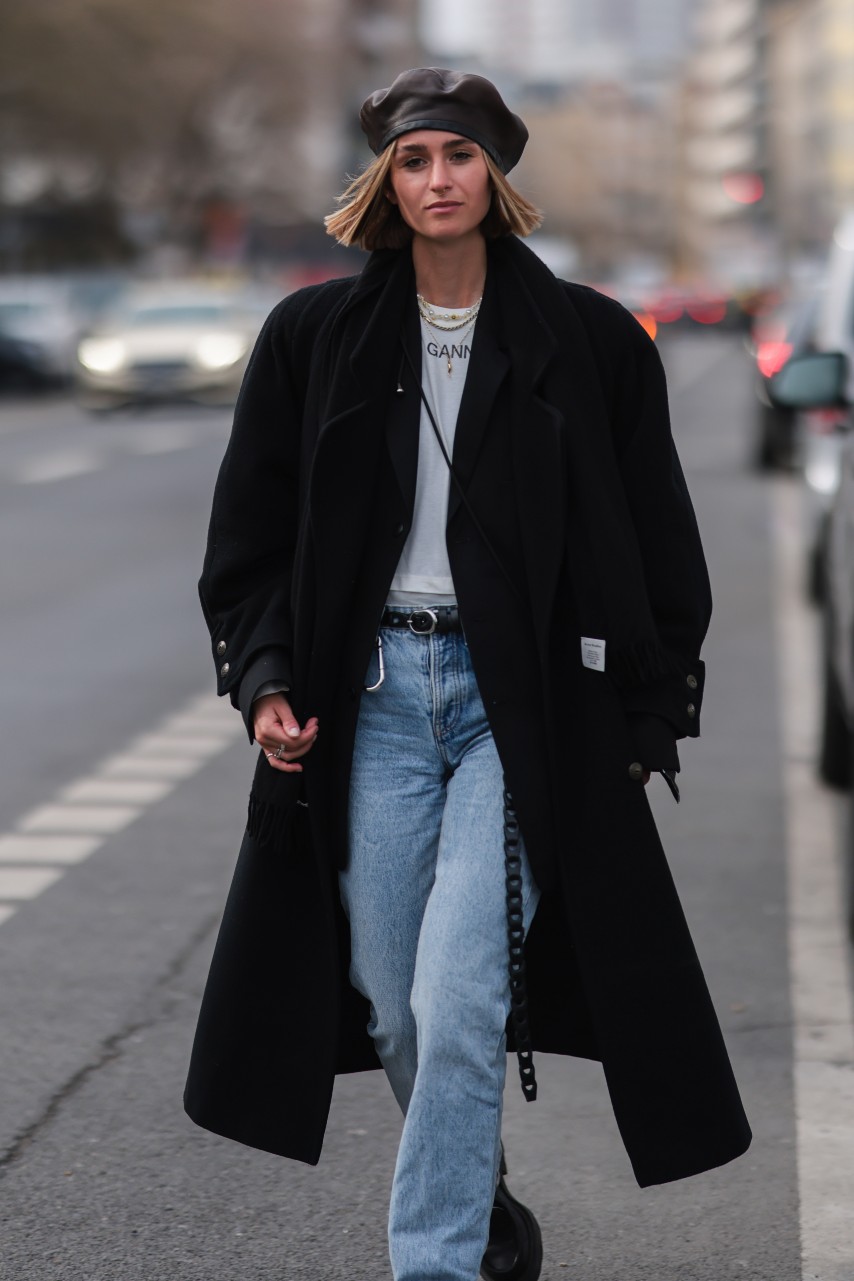 Oversized Comfort: Brown Beret with a Maxi Coat and Jeans — Beret Outfits