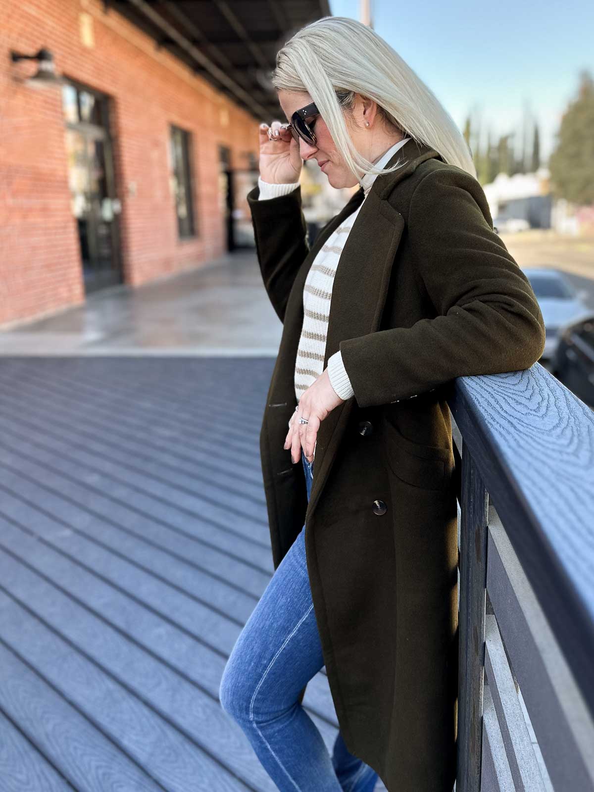Casual Dark Green Wool Coat with Stripes and Denim Casual Dark Green Wool Coat with Stripes and Denim — Wool Coat Outfits