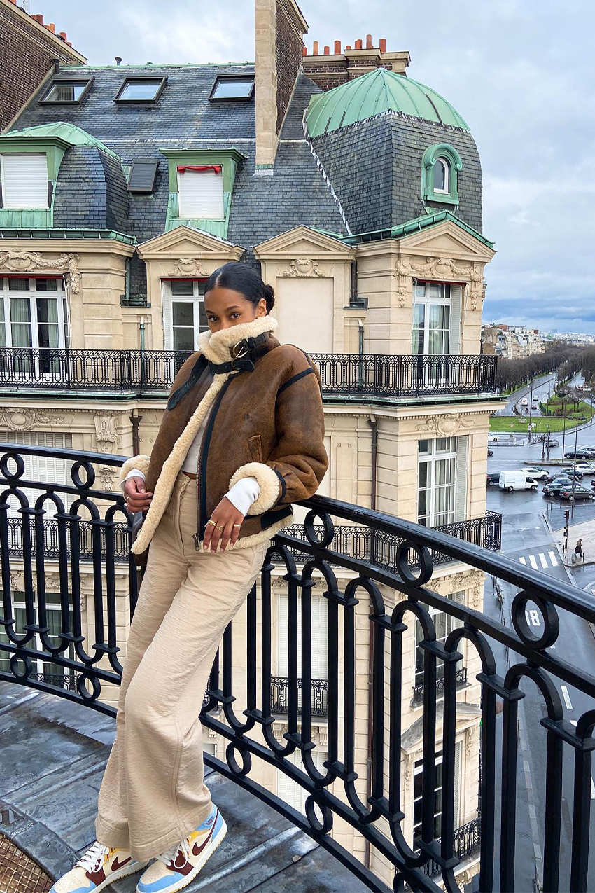 Brown Aviator Shearling Jacket with Wide-Leg Pants and Sneakers Brown Aviator Shearling Jacket with Wide-Leg Pants and Sneakers — Shearling Coat Outfits