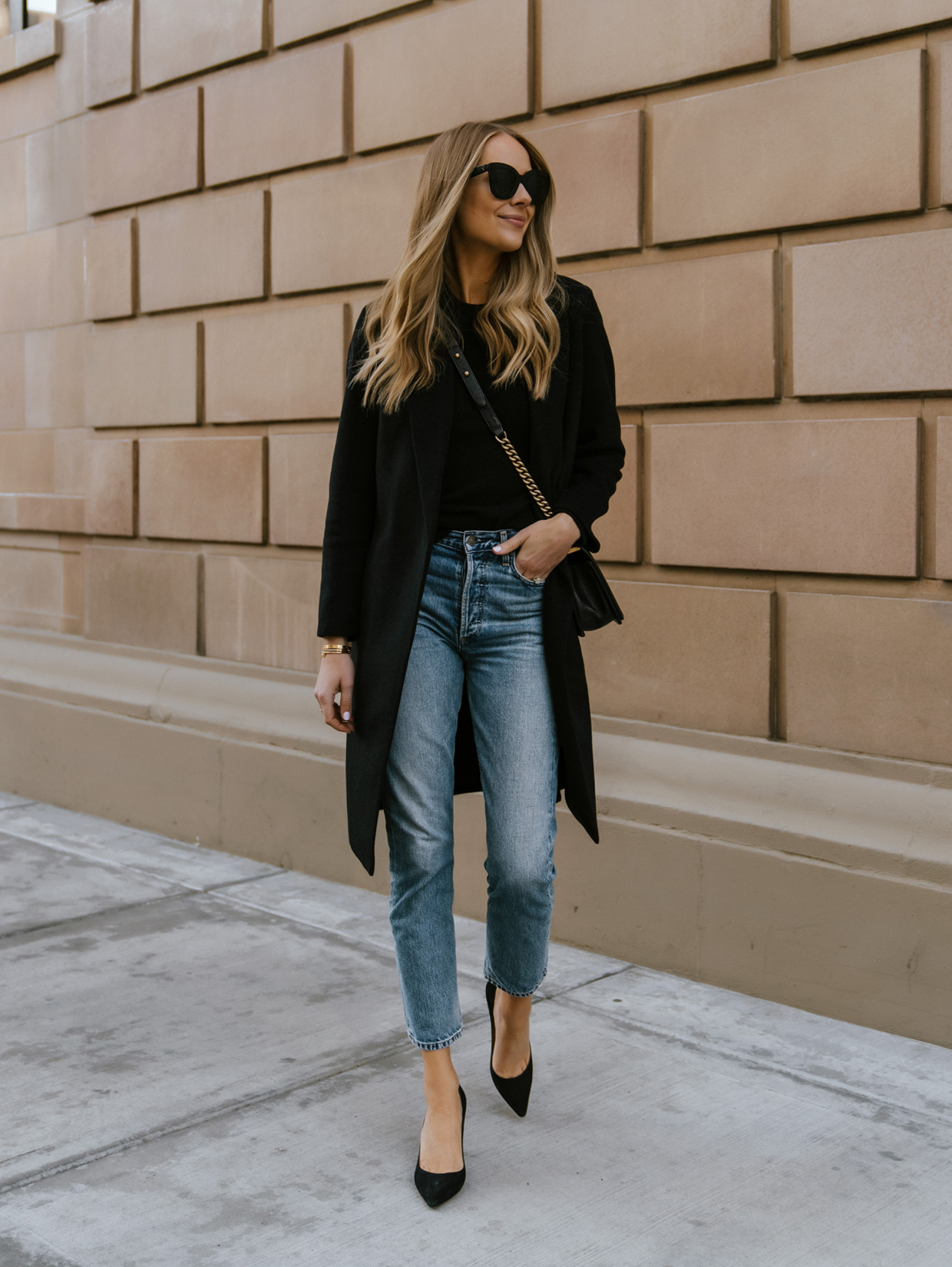 Long Black Coat with Jeans and T-shirt for Daytime Casual Long Black Coat with Jeans and T-shirt for Daytime Casual — Black Coat Outfits