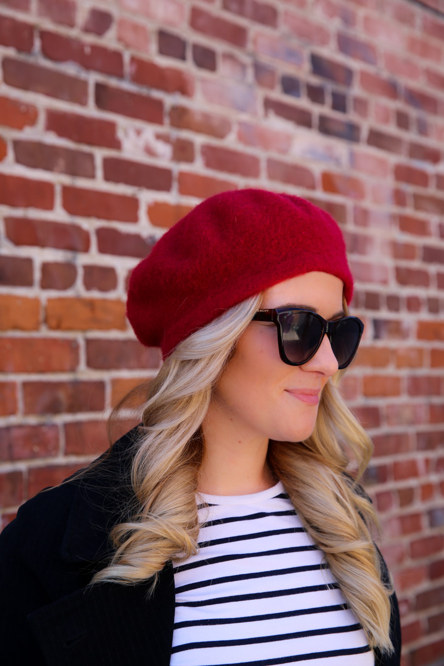 Classic Contrast: Red Beret with Stripes and a Black Coat — Beret Outfits