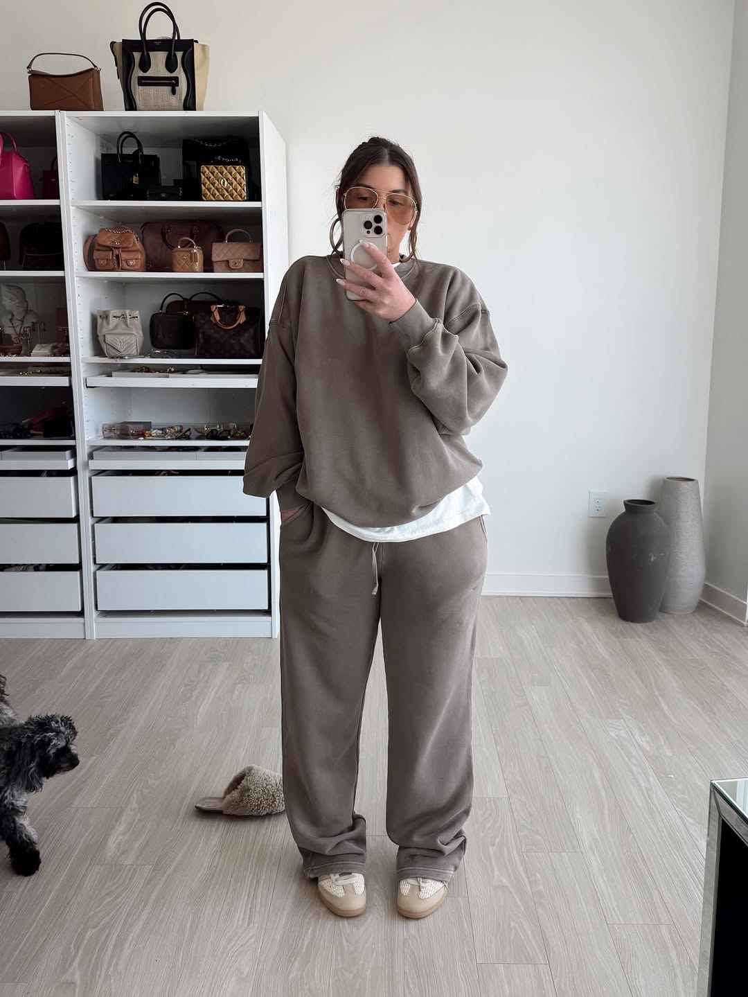 Oversized Sweatshirt Layered Over T-Shirt for Relaxed Style Oversized Sweatshirt Layered Over T-Shirt for Relaxed Style — Loungewear Outfits