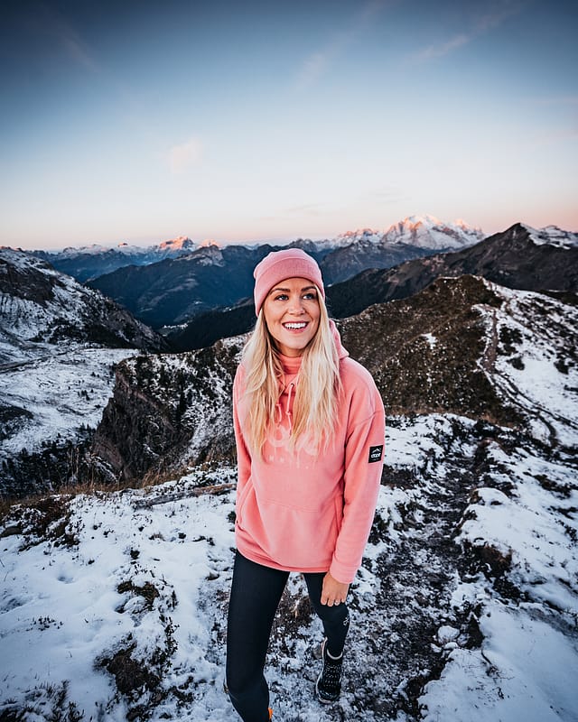 Bright Hoodie and Leggings for Mountain Views Bright Hoodie and Leggings for Mountain Views — Winter Hiking Outfits