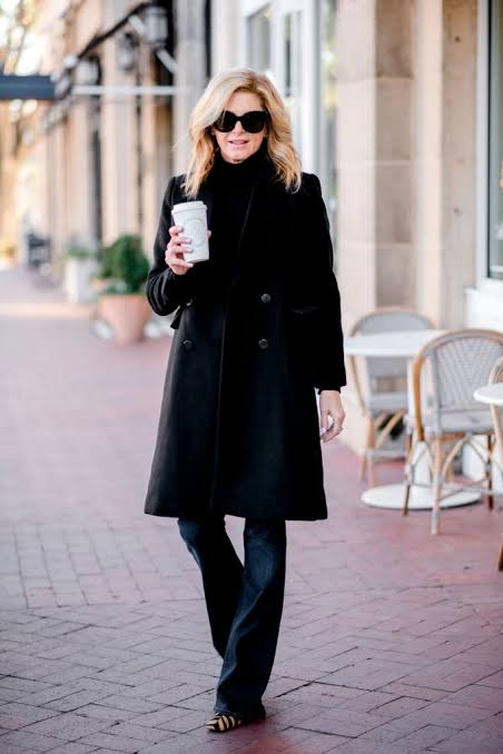 Classic Double-Breasted Coat with Turtleneck and Flared Jeans Classic Double-Breasted Coat with Turtleneck and Flared Jeans — Black Coat Outfits