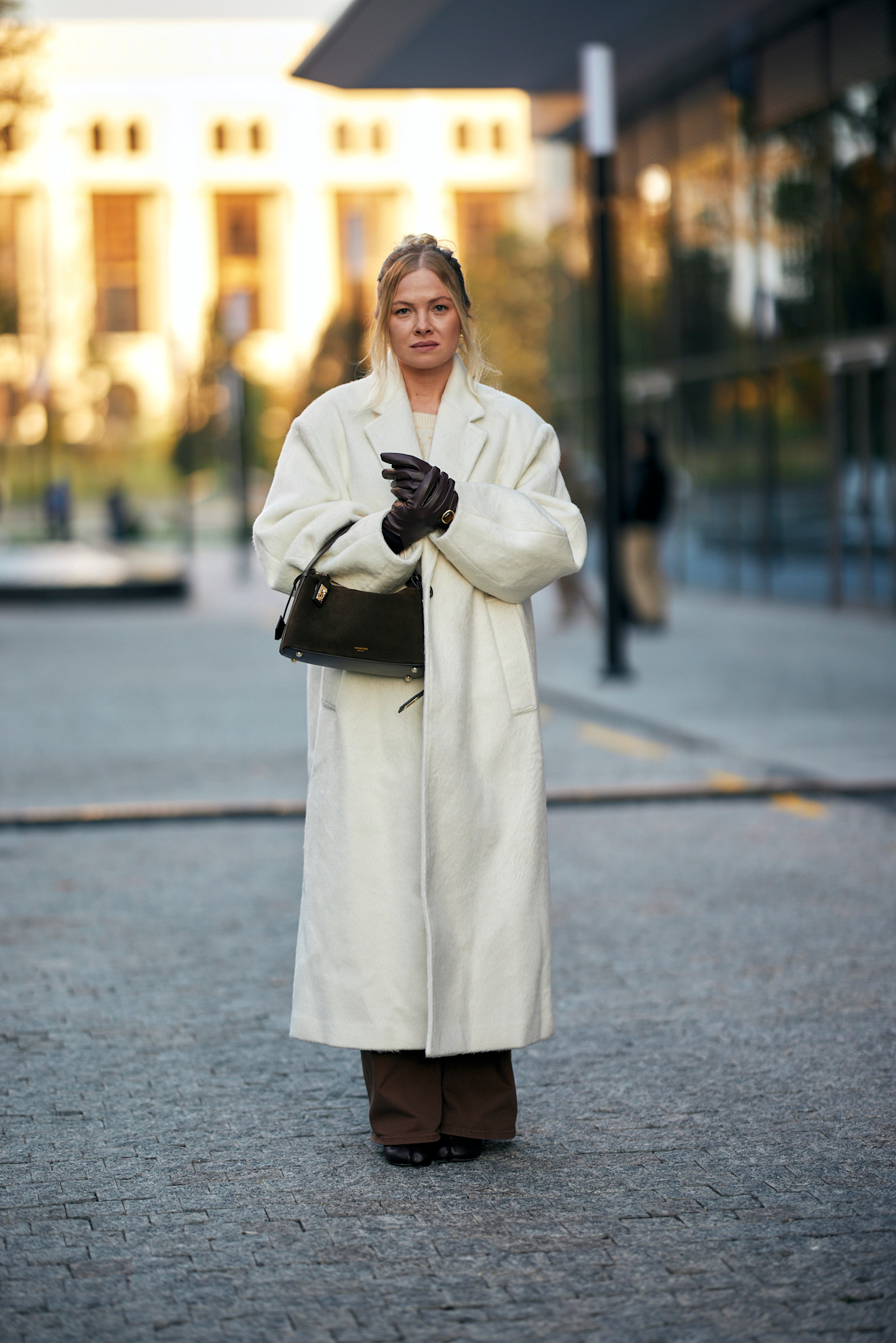 Cream Oversized Wool Coat with Brown Trousers and Gloves Cream Oversized Wool Coat with Brown Trousers and Gloves — Preppy Winter Outfits