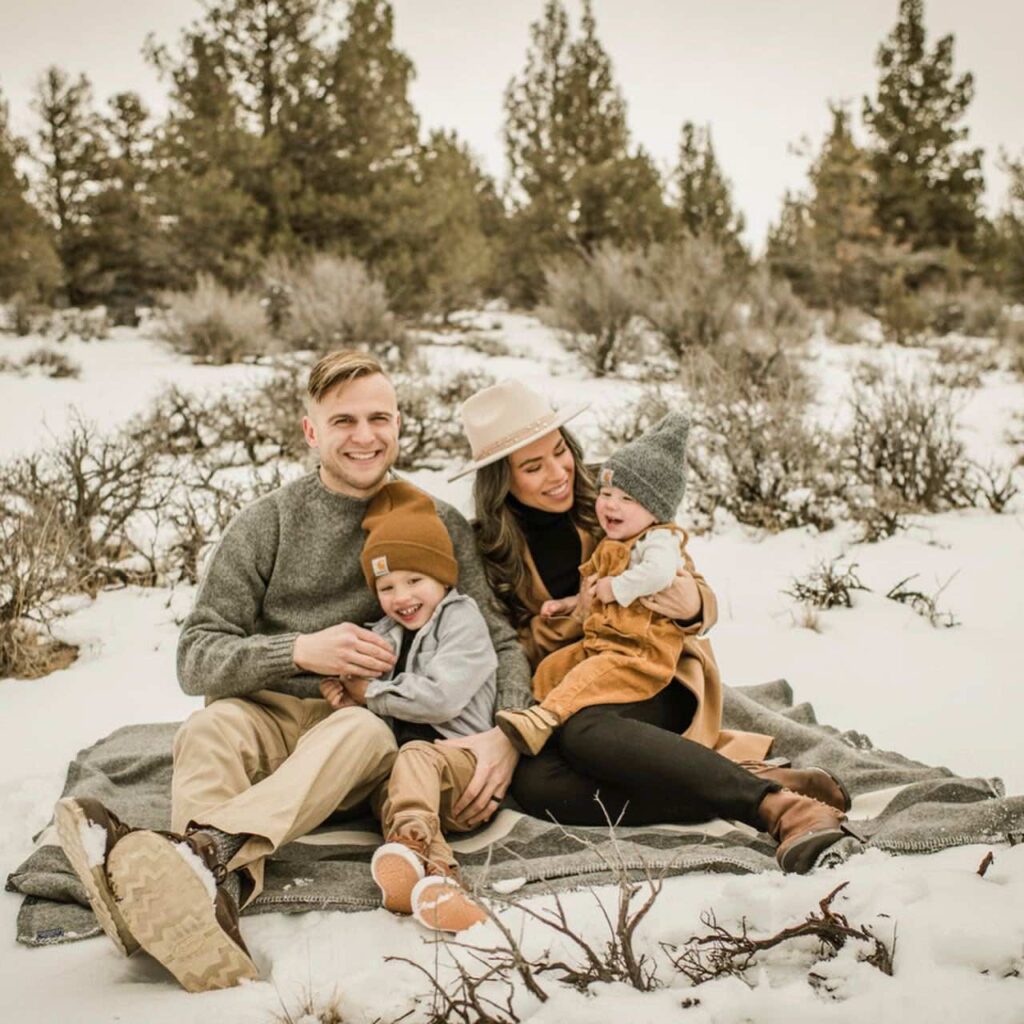 Neutral Tones with Knitwear for a Sophisticated Outdoor Family Photo Neutral Tones with Knitwear for a Sophisticated Outdoor Family Photo — Winter Family Photo Outfits