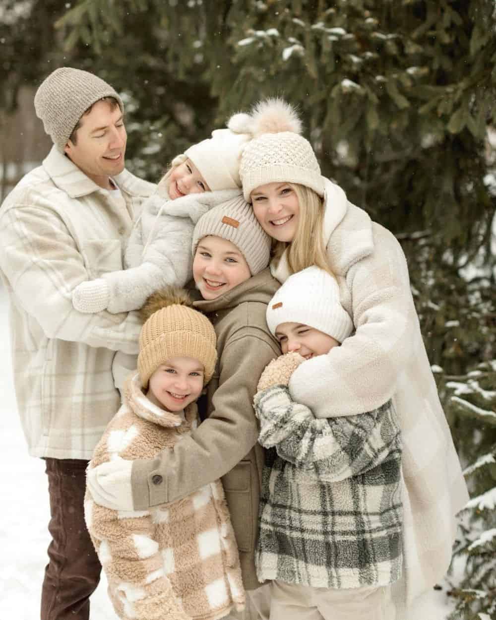 Coordinated Neutral Outerwear for a Textured Winter Family Portrait Coordinated Neutral Outerwear for a Textured Winter Family Portrait — Winter Family Photo Outfits