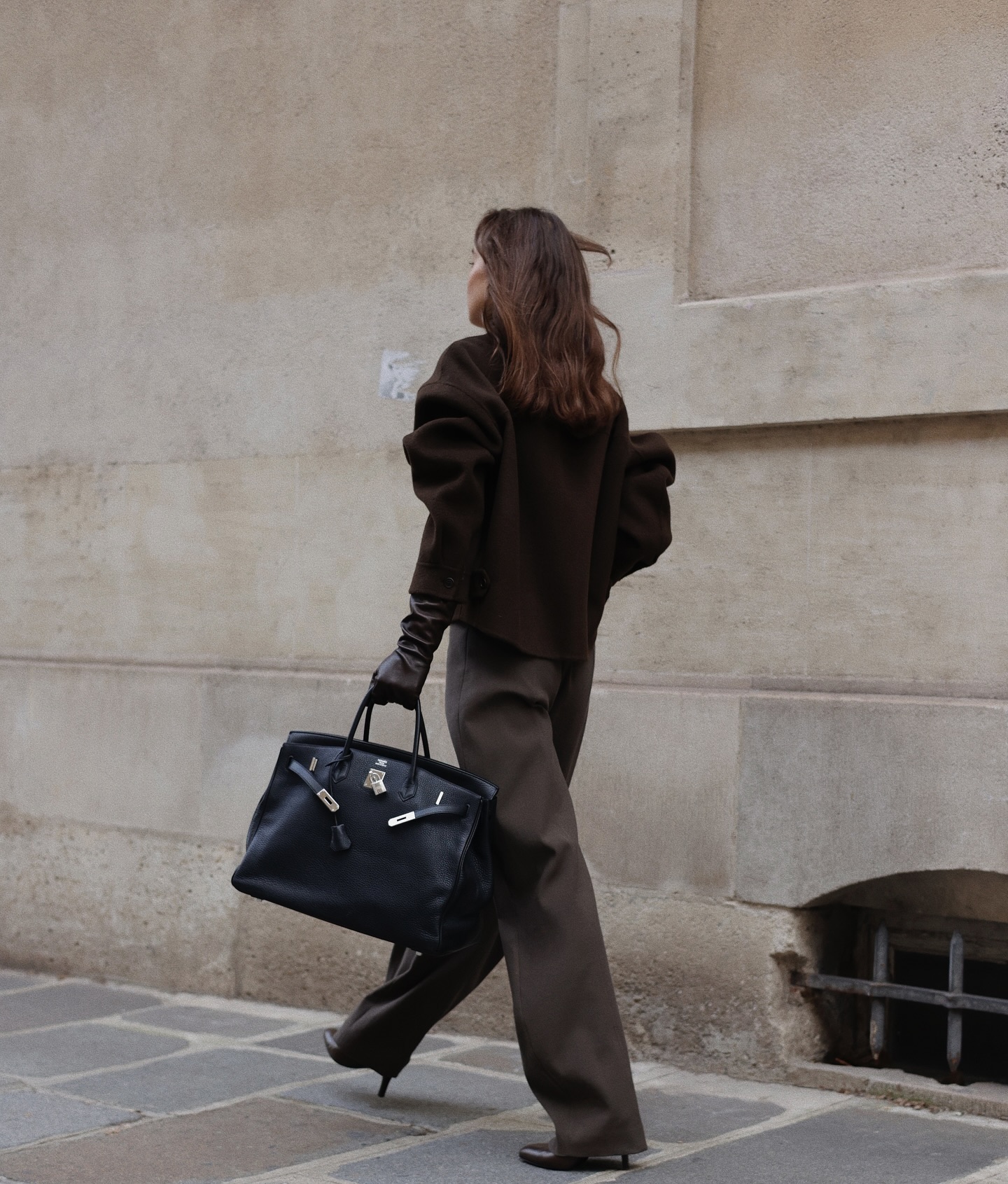 Dark Brown Cropped Jacket and Taupe Trousers Dark Brown Cropped Jacket and Taupe Trousers — Minimalist Winter Outfits