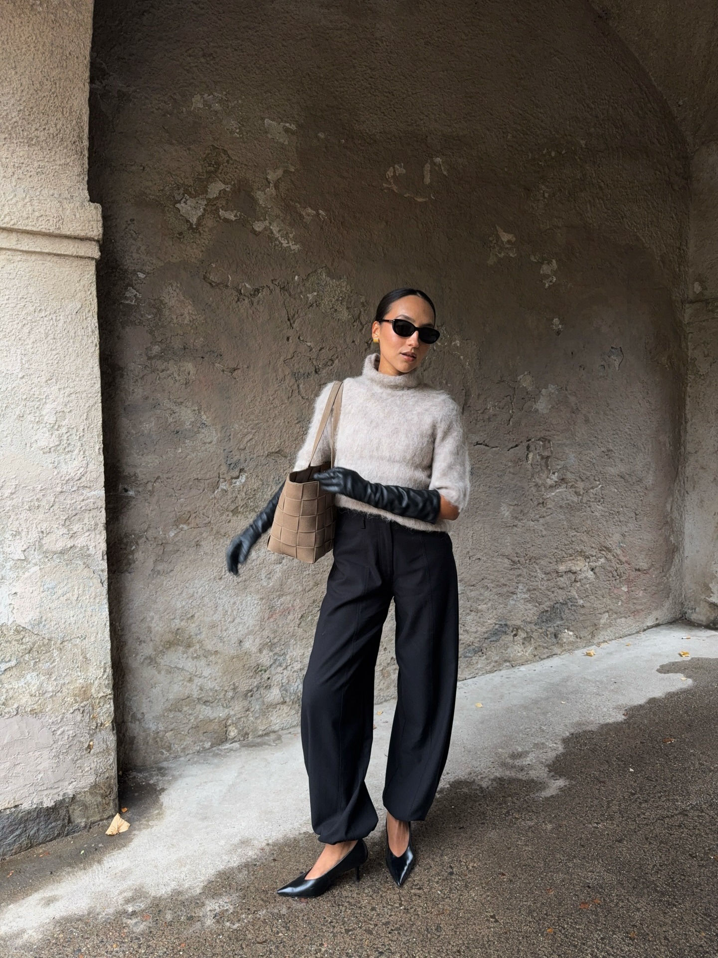 Beige Turtleneck with Wide-Leg Trousers and Long Gloves — Casual Winter Outfits