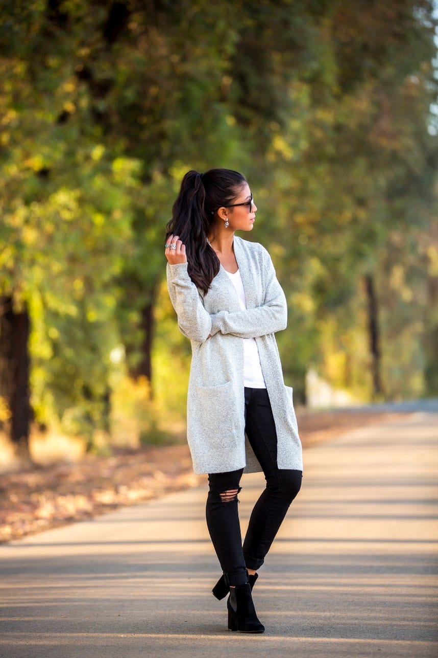 Elongated Silhouette: Black Heeled Ankle Boots with Skinny Jeans and a Long Cardigan Elongated Silhouette: Black Heeled Ankle Boots with Skinny Jeans and a Long Cardigan — Black Boots Outfits