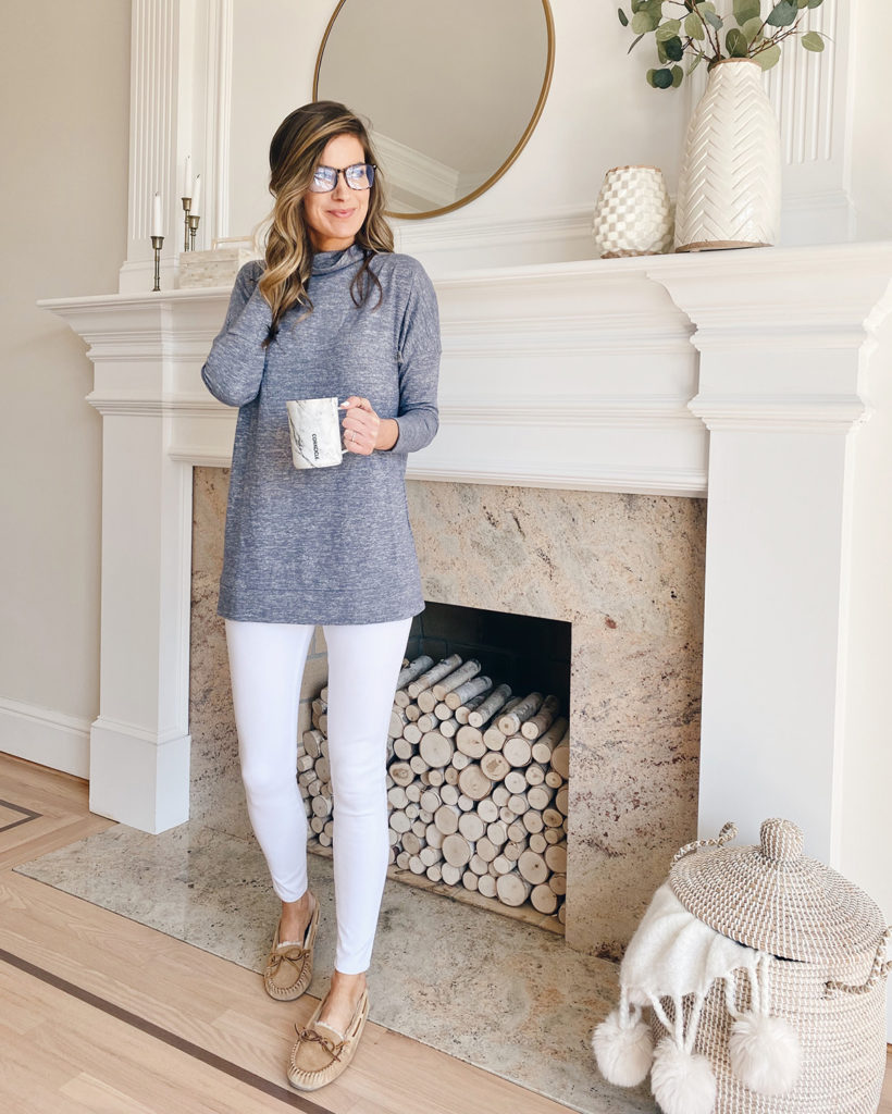 White Jeans or Leggings with a Grey Tunic Sweater White Jeans or Leggings with a Grey Tunic Sweater — Tights Outfits