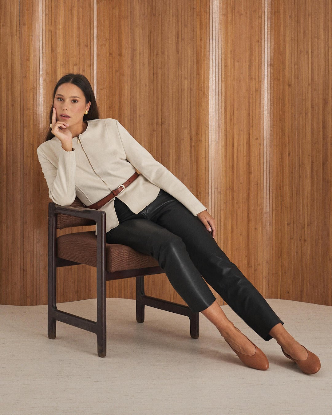 Smart Casual Polish: Leather Pants with Collarless Jacket and Flats Smart Casual Polish: Leather Pants with Collarless Jacket and Flats — Leather Pants Outfits