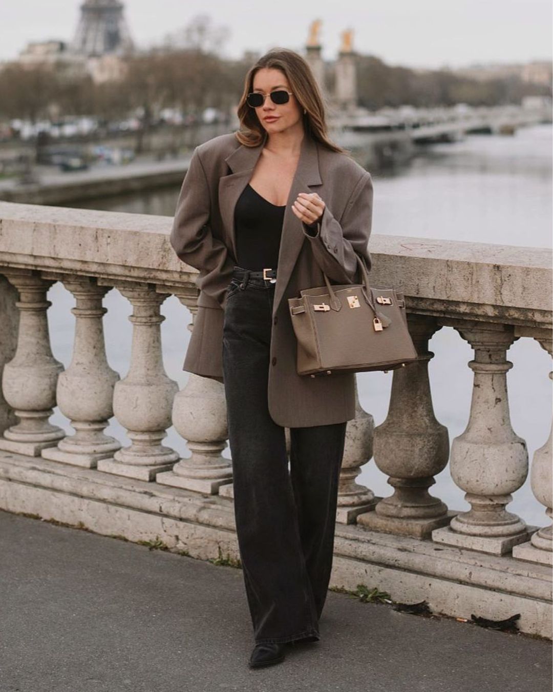 Oversized Grey Blazer with Wide-Leg Jeans Oversized Grey Blazer with Wide-Leg Jeans — Minimalist Winter Outfits