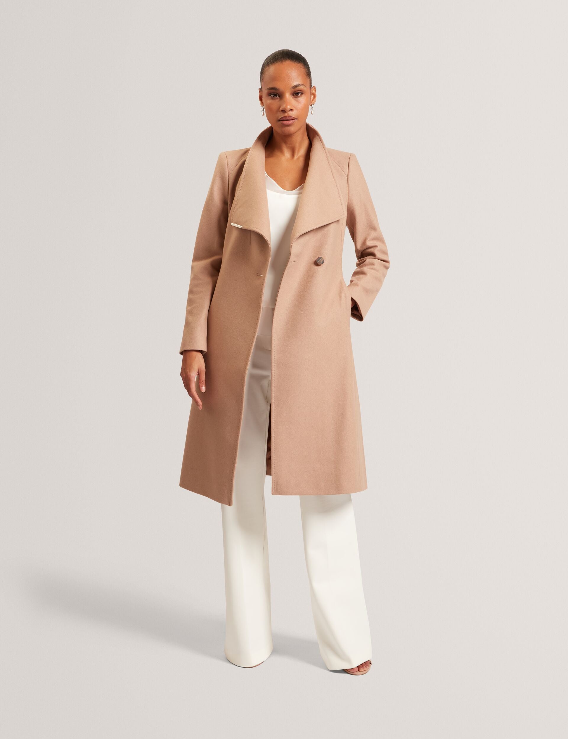 White Wide-Leg Trousers With High Heels Outfit Idea White Wide-Leg Trousers With High Heels Outfit Idea — Camel Coat Outfits