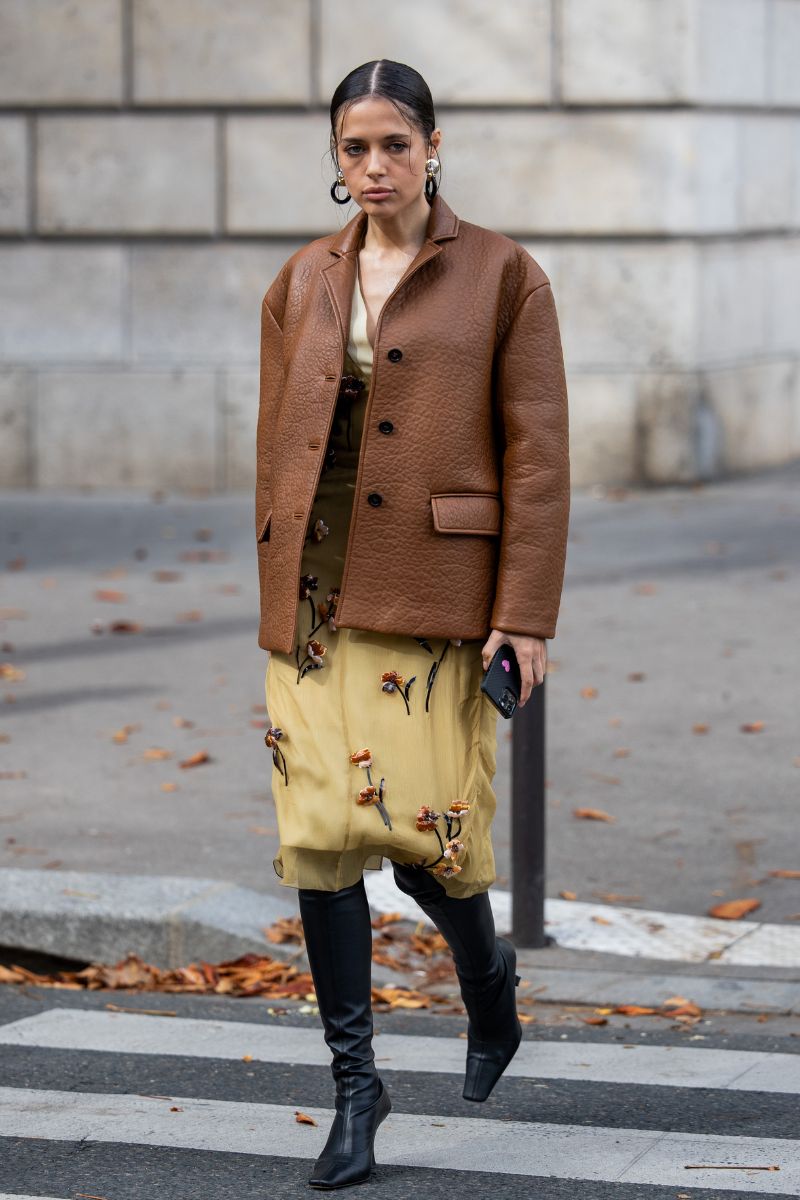 Floral Dress and Textured Jacket with Pointed-Toe Boots Floral Dress and Textured Jacket with Pointed-Toe Boots — Brown Boots Outfits