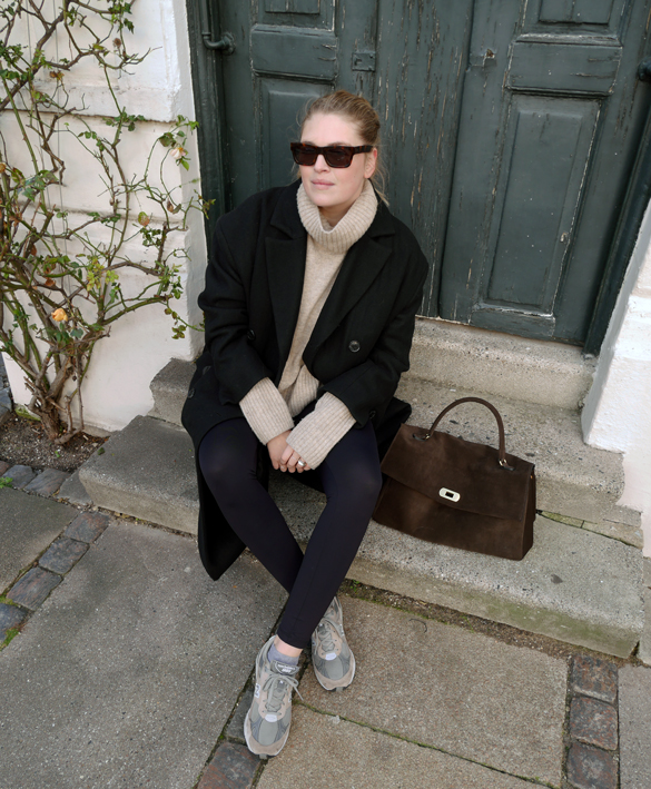 Oversized Black Coat and Beige Turtleneck: Classic Winter Casual — Scandinavian Winter Outfits