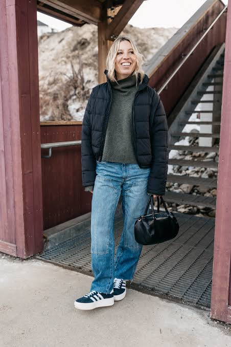 Relaxed Jeans with a Puffer Jacket and Turtleneck — Winter Outfits with Jeans