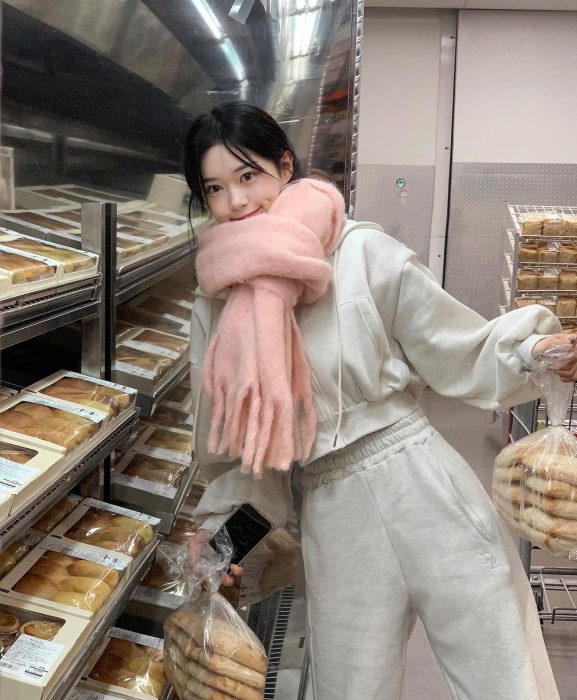 Light Grey Hoodie Set with Oversized Pink Scarf — Korean Winter Outfits