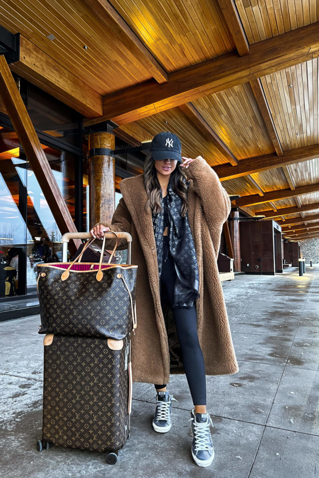 Oversized Teddy Coat for Warm and Stylish Winter Travel Oversized Teddy Coat for Warm and Stylish Winter Travel — Winter Airport Outfits