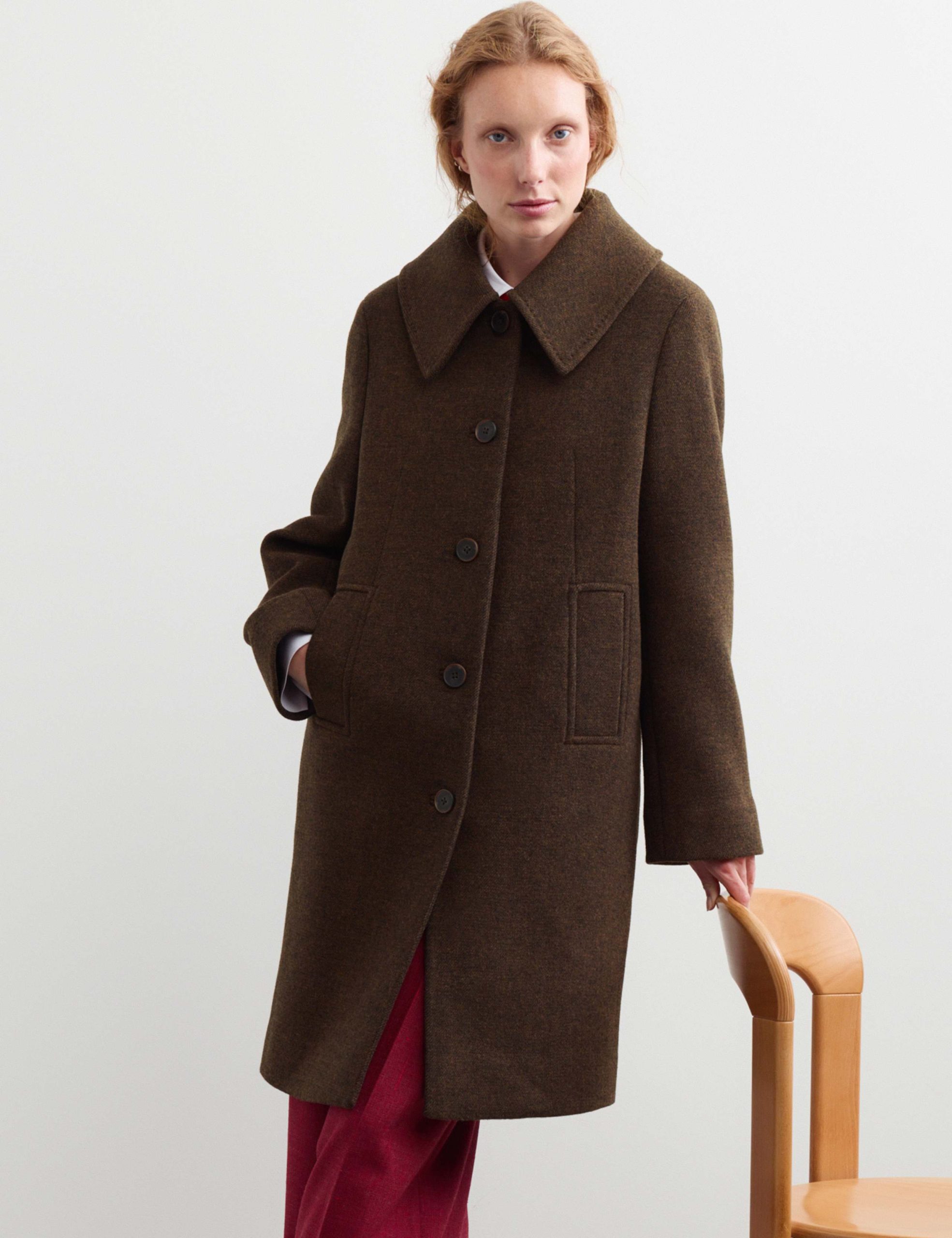 Brown Wool Coat with Wide Collar and Red Trousers Brown Wool Coat with Wide Collar and Red Trousers — Wool Coat Outfits