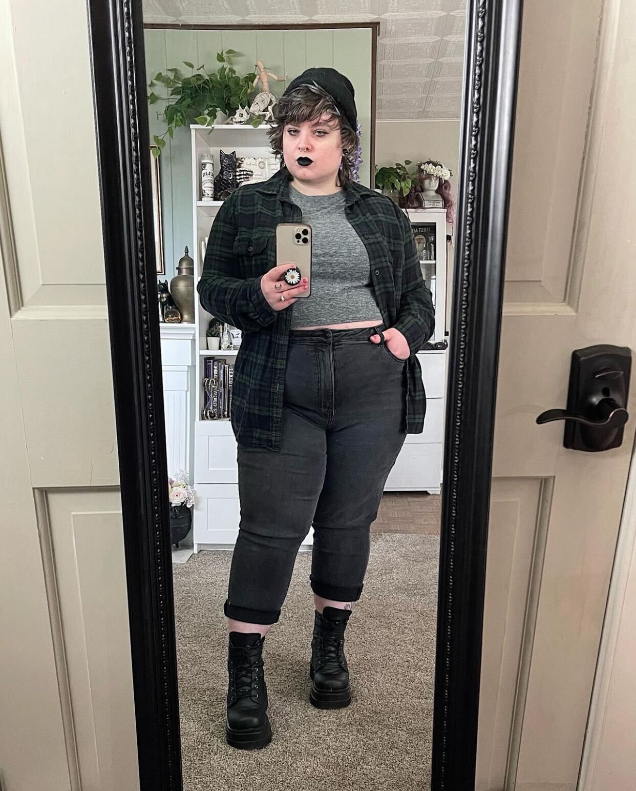 Oversized Flannel and Fitted Jeans for a Grunge Silhouette — Grunge Winter Outfits