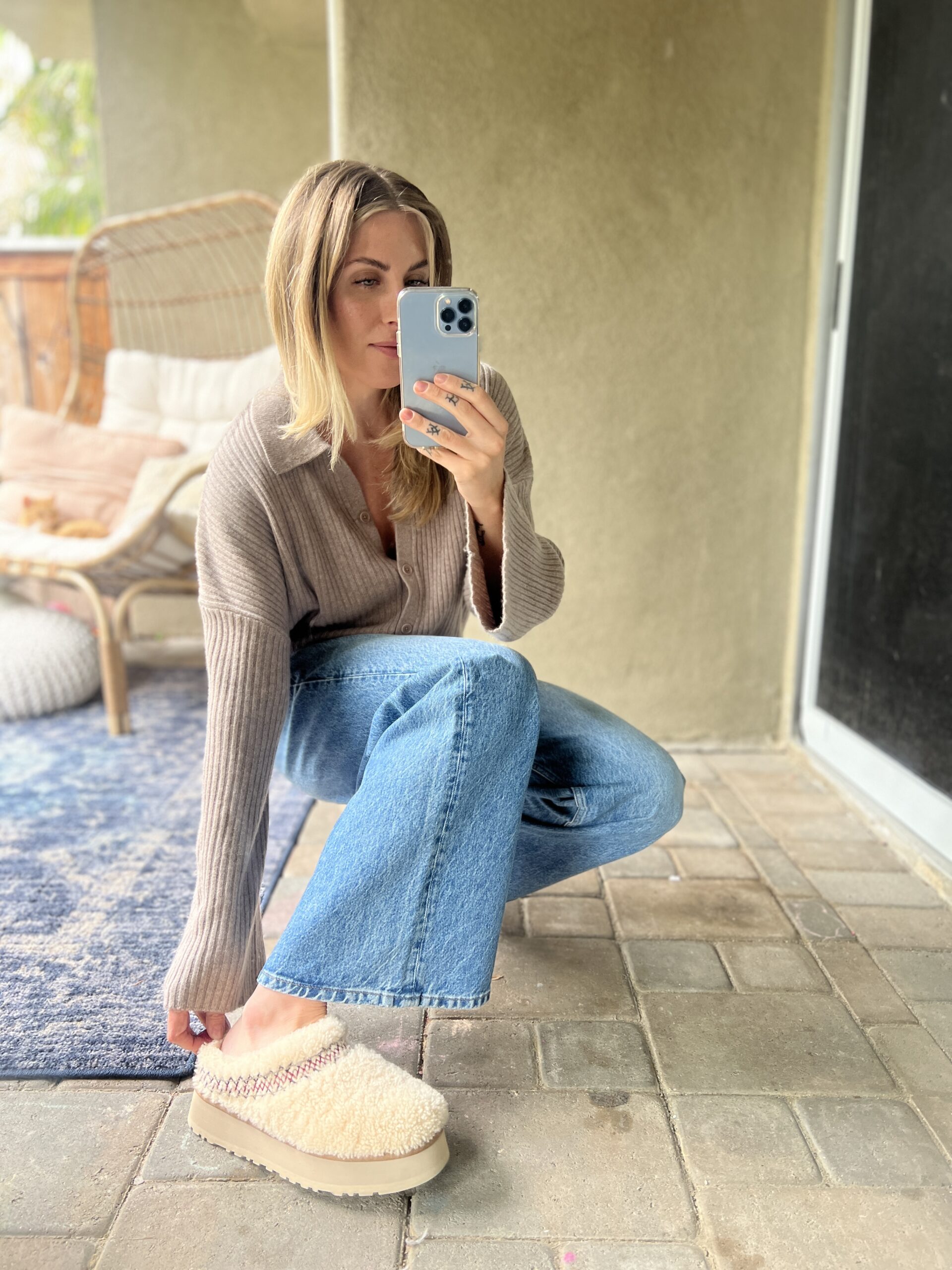 Casual Loungewear Loungewear Cardigan and Jeans with Beige Ugg Platform Slippers — Ugg Slippers Outfits