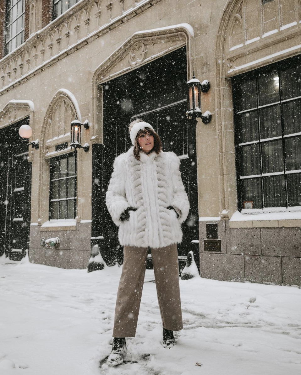 White Faux Fur Coat and Brown Trousers with Snow Boots White Faux Fur Coat and Brown Trousers with Snow Boots — Snow Boots Outfits