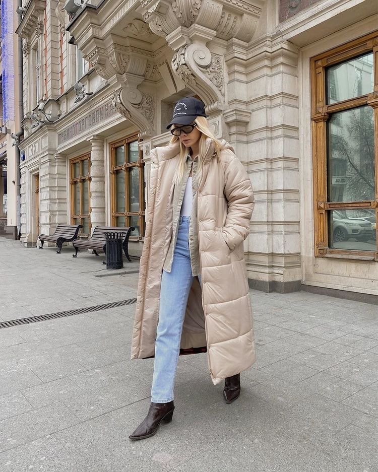 Floor-Length Beige Puffer Jacket with Denim Shirt and Brown Boots Floor-Length Beige Puffer Jacket with Denim Shirt and Brown Boots — Winter Puffer Jacket Outfits