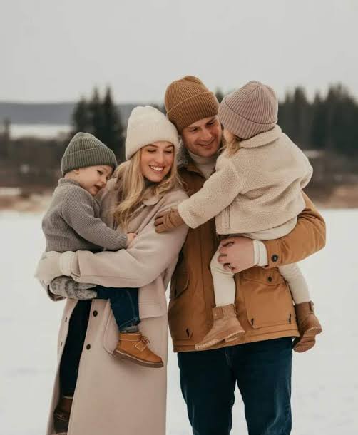 Coordinated Cream and Tan Outerwear for a Soft Winter Family Portrait Coordinated Cream and Tan Outerwear for a Soft Winter Family Portrait — Winter Family Photo Outfits