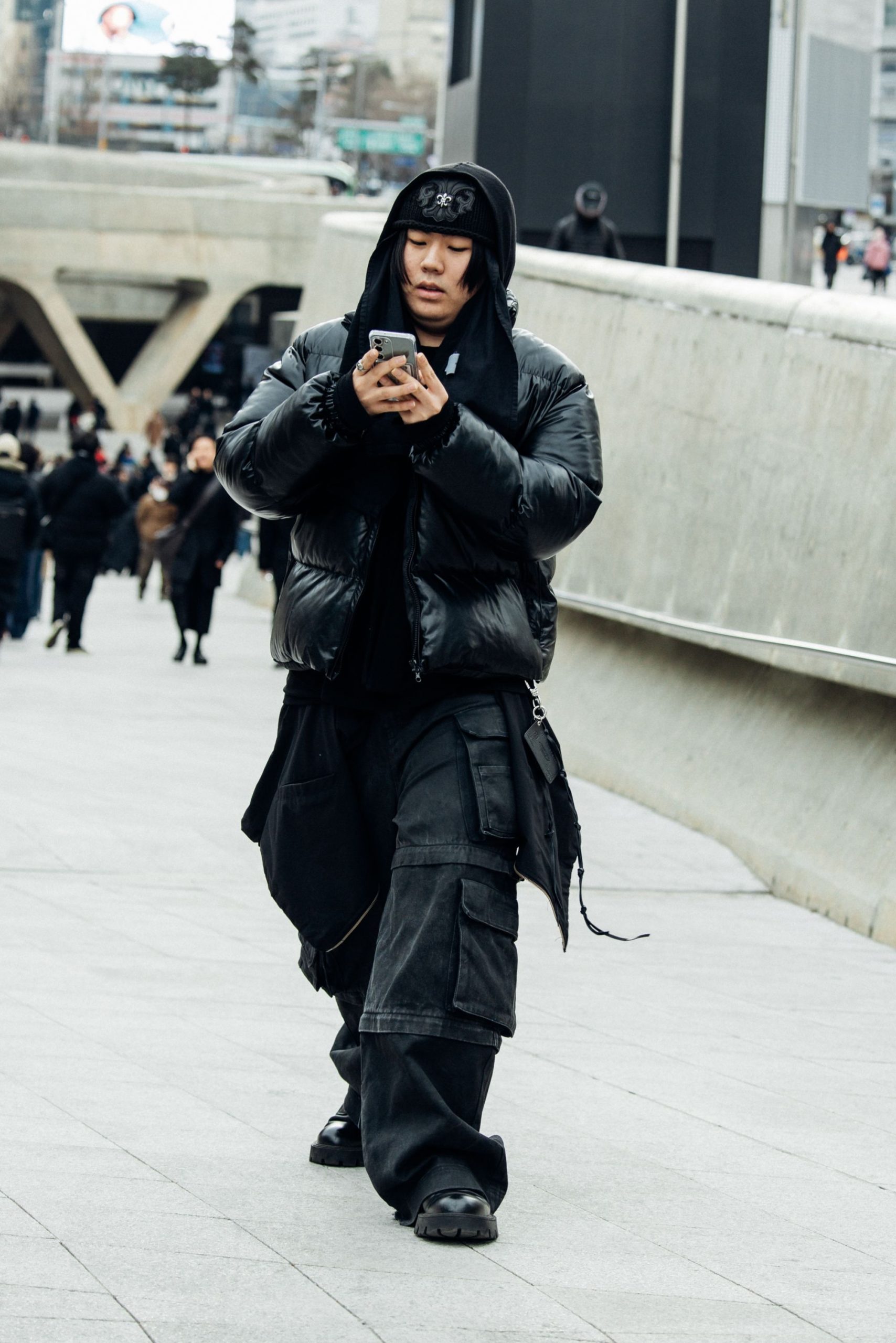 Oversized Black Puffer Jacket with Cargo Pants — Korean Winter Outfits