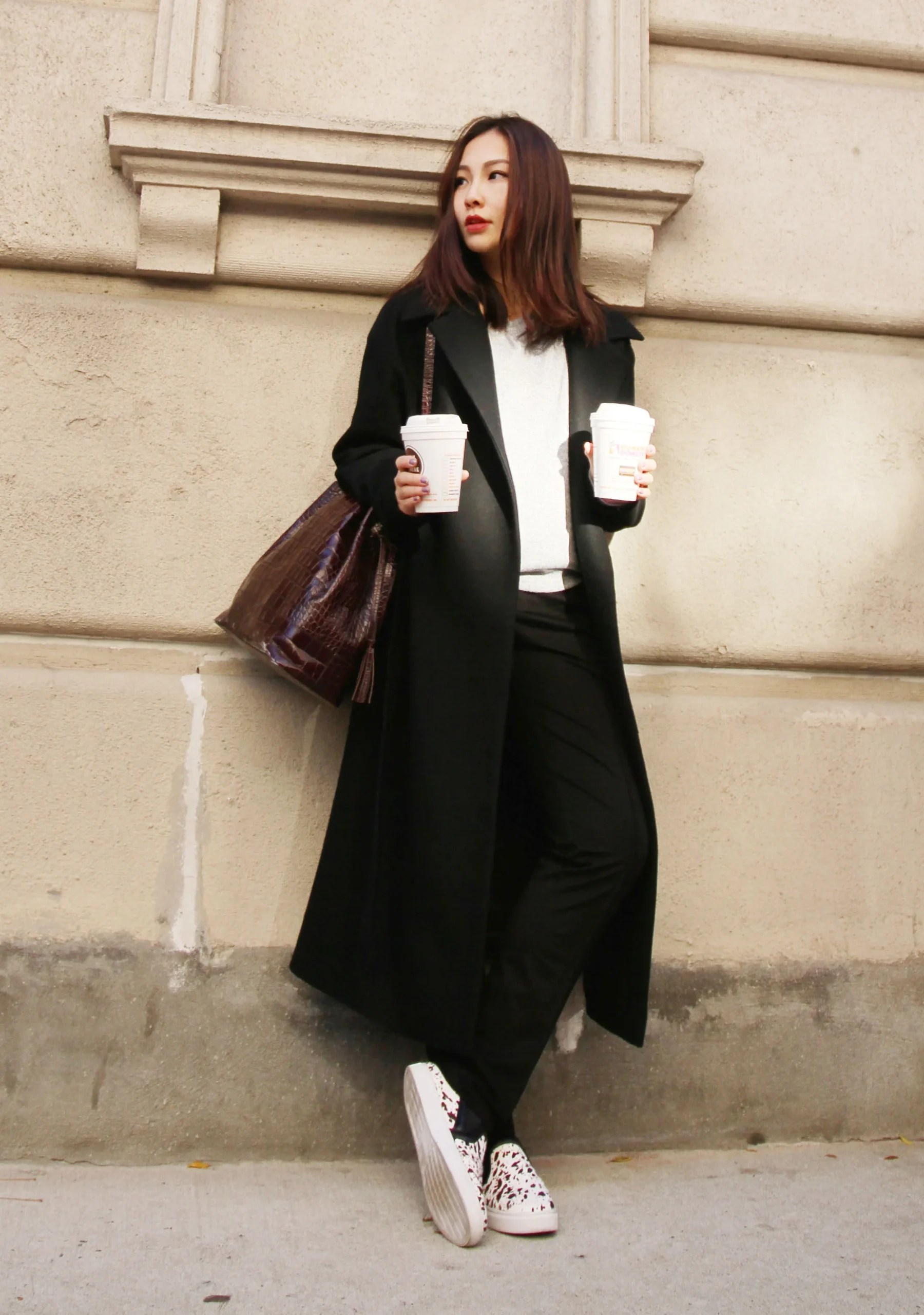 Casual Black Coat Paired with White and Leopard Print Casual Black Coat Paired with White and Leopard Print — Black Coat Outfits