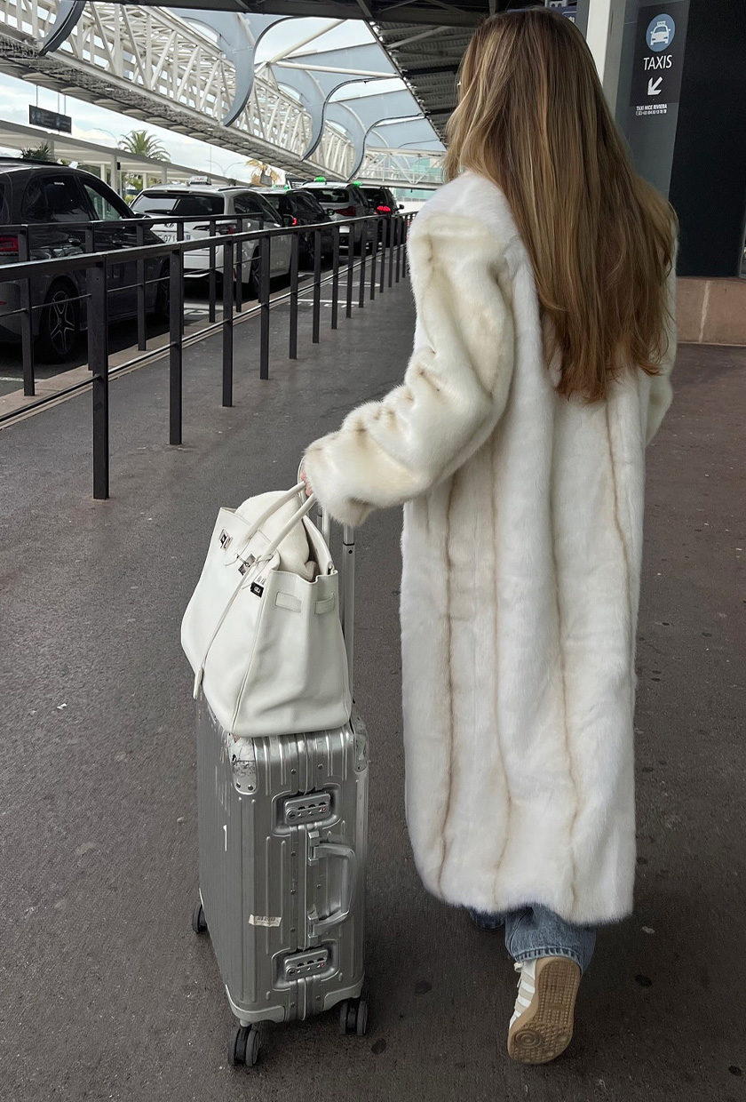 Luxurious Faux Fur Coat for a Glamorous Airport Entrance Luxurious Faux Fur Coat for a Glamorous Airport Entrance — Winter Airport Outfits