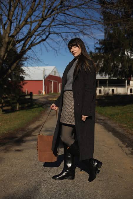 Autumnal Comfort: Black Knee-High Boots with a Patterned Skirt Autumnal Comfort: Black Knee-High Boots with a Patterned Skirt — Black Boots Outfits