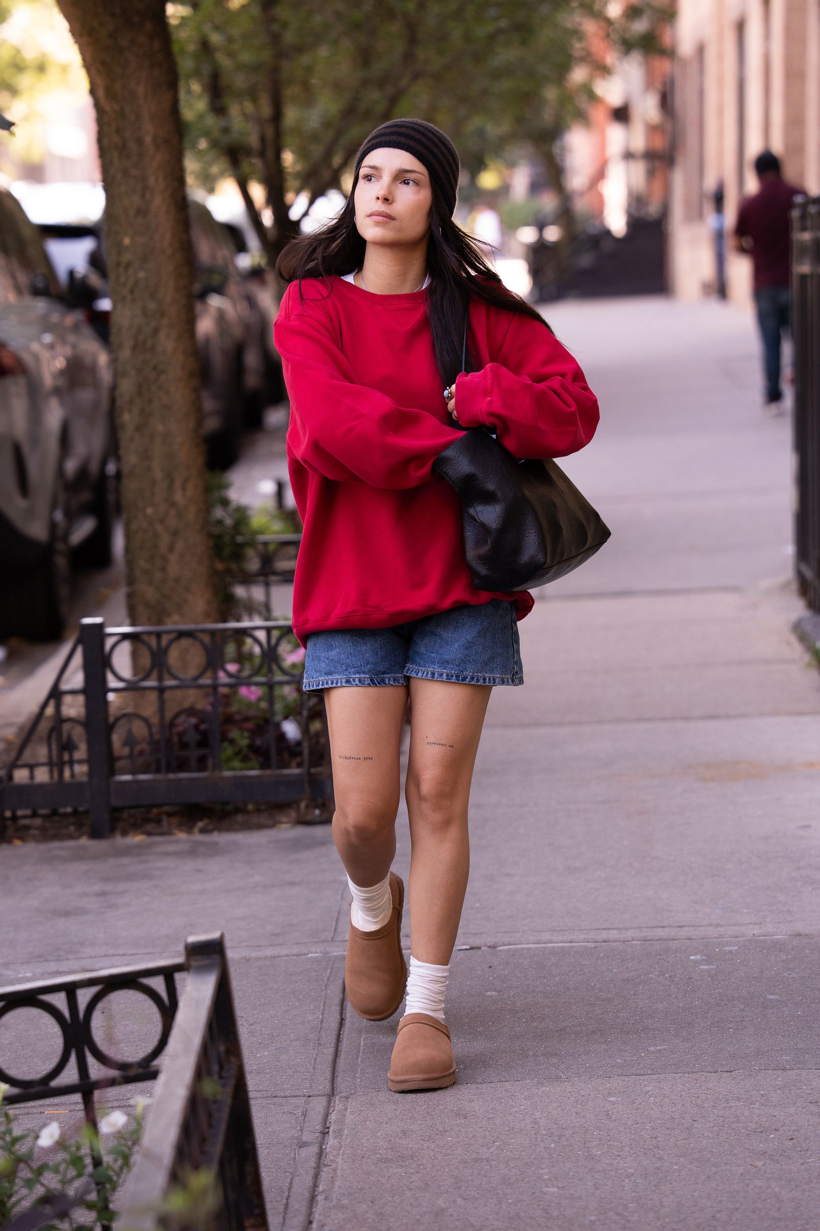Street Style Ugg Clogs with Shorts and Sweatshirt — Ugg Boots Outfits