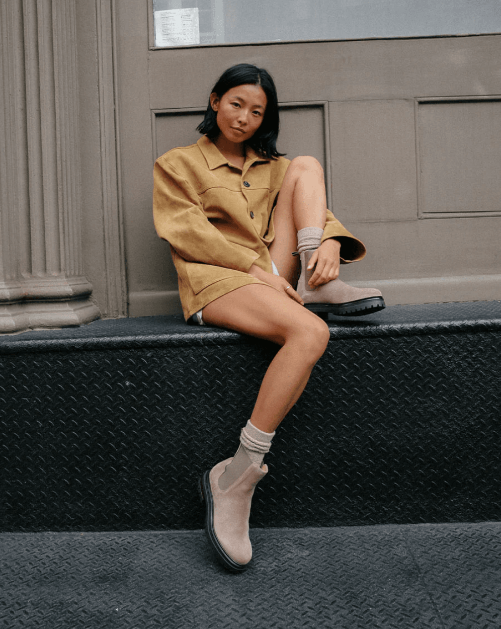 Beige Suede Chelsea Boots with White Shorts Beige Suede Chelsea Boots with White Shorts — Chelsea Boots Outfits