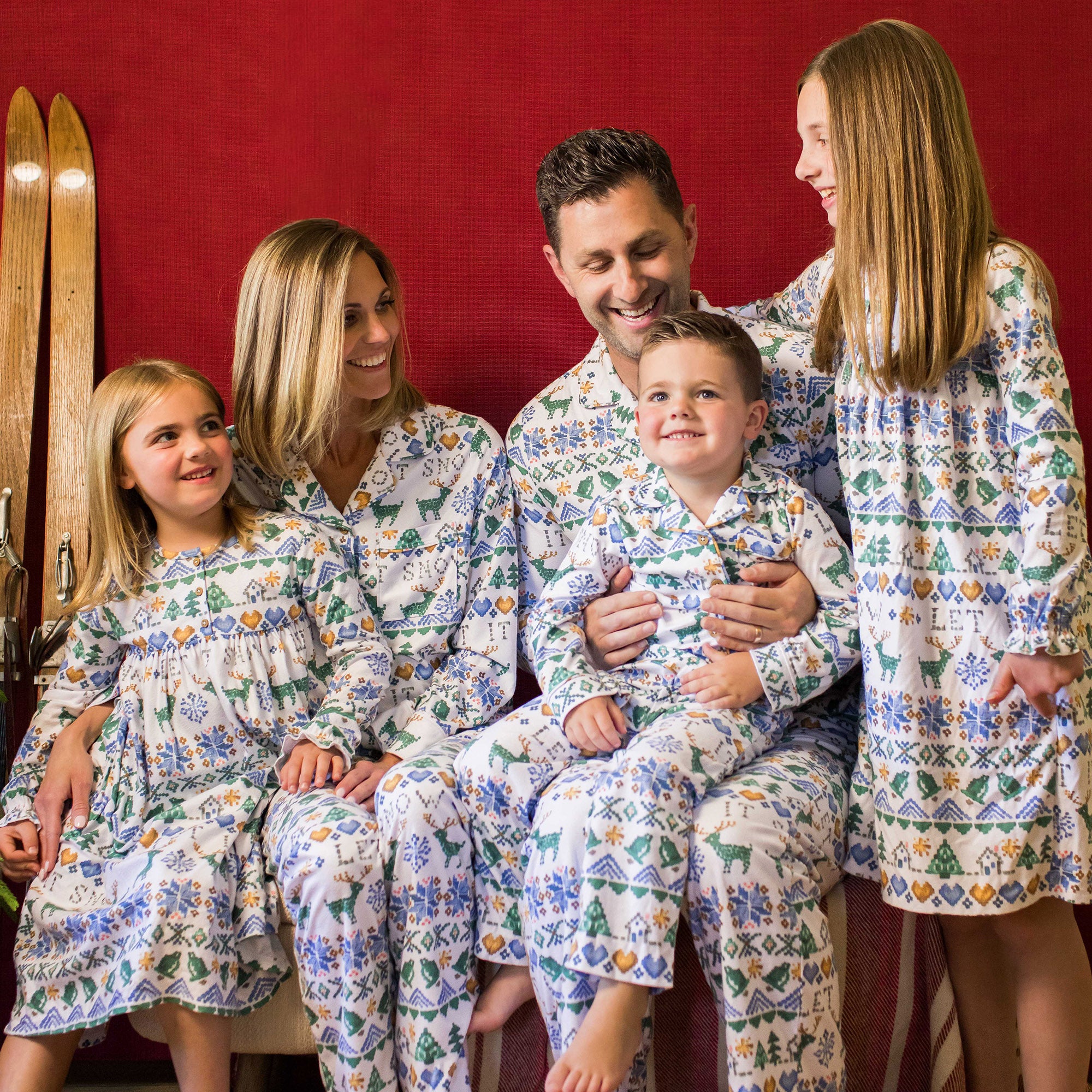 Coordinated Green Plaid Flannel Pajamas for a Rustic Family Photo Coordinated Green Plaid Flannel Pajamas for a Rustic Family Photo — Winter Family Photo Outfits