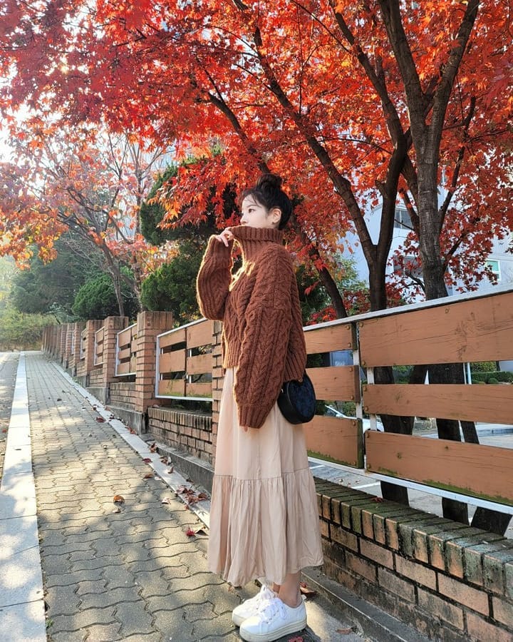 Cozy Brown Cable-Knit Sweater with Tiered Midi Skirt — Korean Winter Outfits