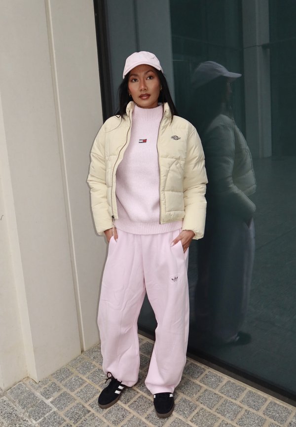 Cropped Puffer Jacket Paired with Sweatpants and Sneakers — Winter Streetwear Outfits